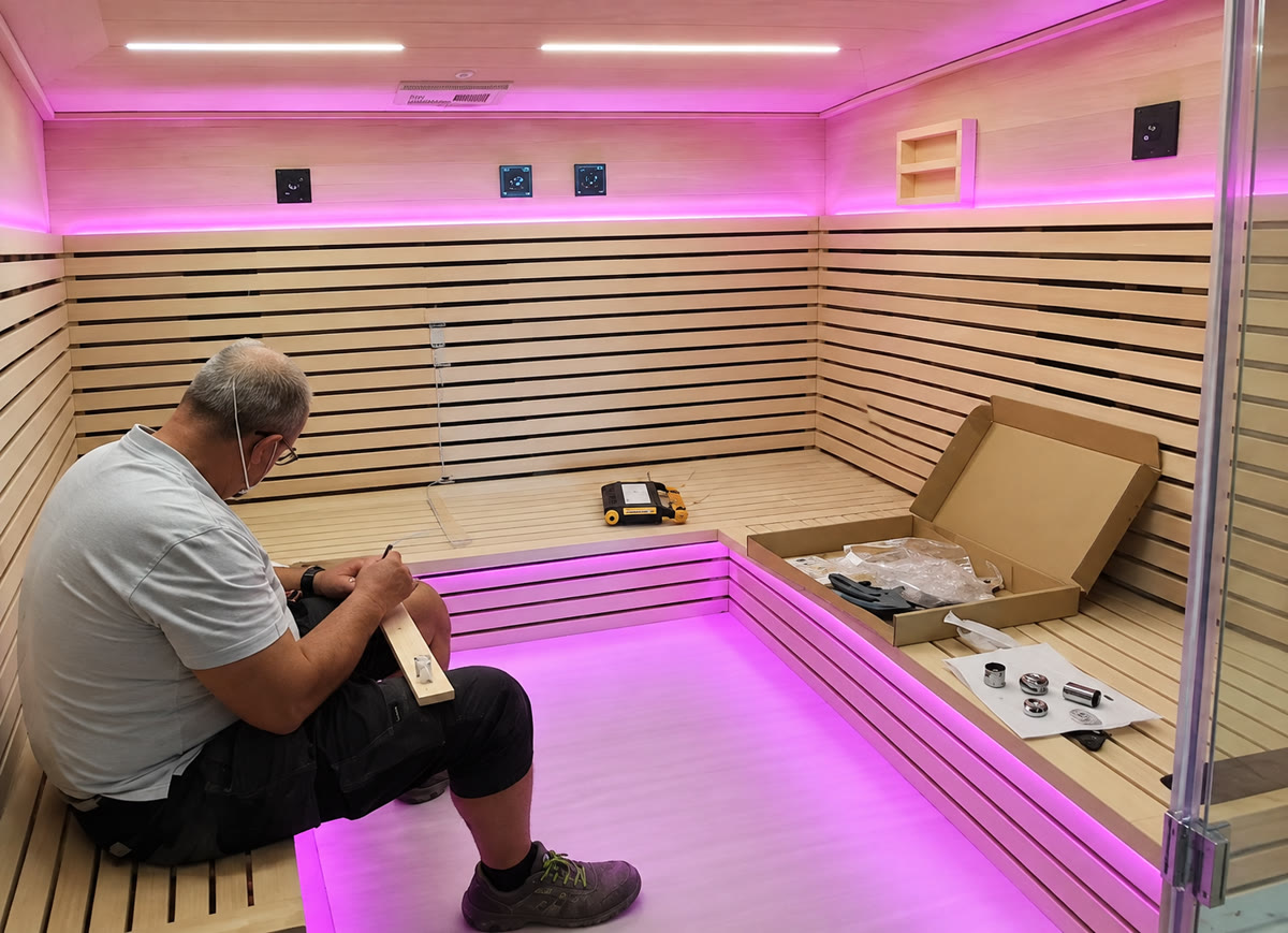 Tecnico durante il montaggio on-site di una sauna a infrarossi